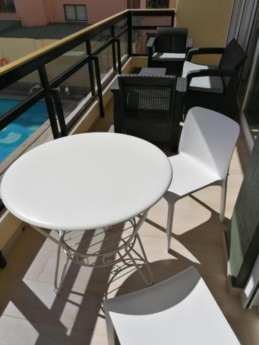 Esplendido APARTAMENTO, CARIHUELA EDIFICIO EL REMO, PRIMERA LÍNEA