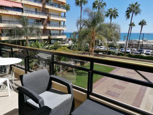 Esplendido APARTAMENTO, CARIHUELA EDIFICIO EL REMO, PRIMERA LÍNEA
