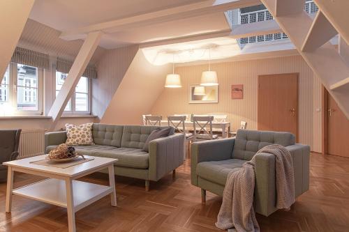 ein Wohnzimmer mit 2 Sofas und einem Tisch in der Unterkunft Ferienwohnungen Bockstraße in Quedlinburg