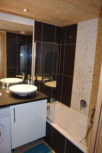 une salle de bain avec deux lavabos et une baignoire dans l'établissement Home sweet home, à Chamonix-Mont-Blanc