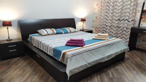 um quarto com uma cama grande e 2 almofadas em Podil Apart Kontraktova ploshcha Андріївський узвіз Center em Kiev