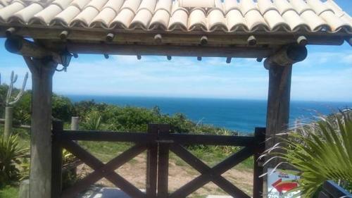 a view of the ocean from the porch of a house at Chalé de Pedras no Pontal do Atalaia in Arraial do Cabo