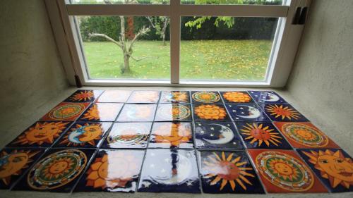 a window with a tiled floor in front of a window at De Ketse Steenuil in Kaatsheuvel