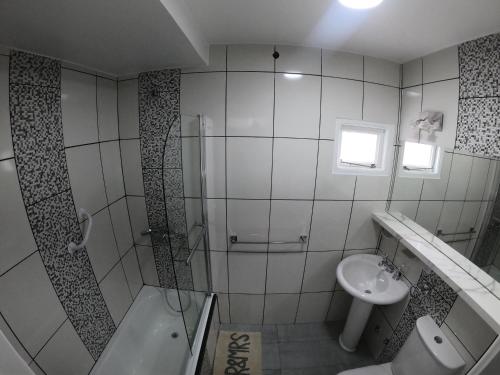 y baño con ducha, lavabo y aseo. en Aijpel Loft en Ushuaia