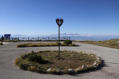 a street light in the middle of a road at Lupus Domum in Pretoro