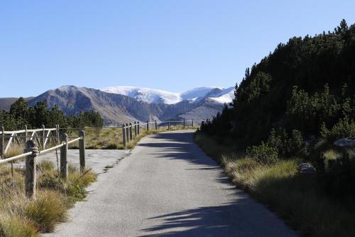 a winding road with mountains in the background at Lupus Domum in Pretoro