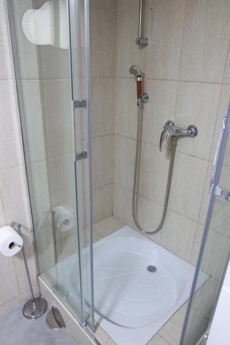 prysznic ze szklanymi drzwiami i kabiną prysznicową w obiekcie Beachfront 82 w mieście Torrox Costa