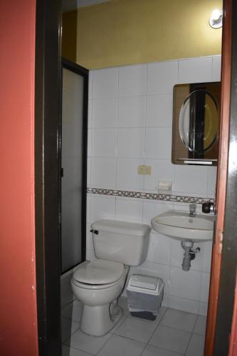 y baño con aseo y lavamanos. en LA POSADA DEL VIAJERO en Ibagué