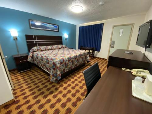 Un pat sau paturi într-o cameră la Lodge Inn Wrightstown - Fort Dix