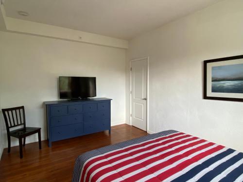 a bedroom with a bed and a tv on a dresser at Harding Boutique Apartments in Miami Beach