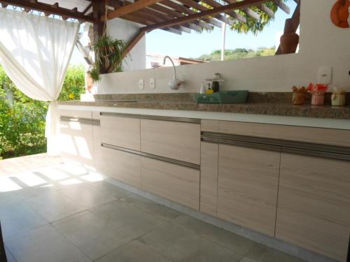 een keuken met witte kasten en een aanrecht bij Luxury Villa - Madeiro in Pipa