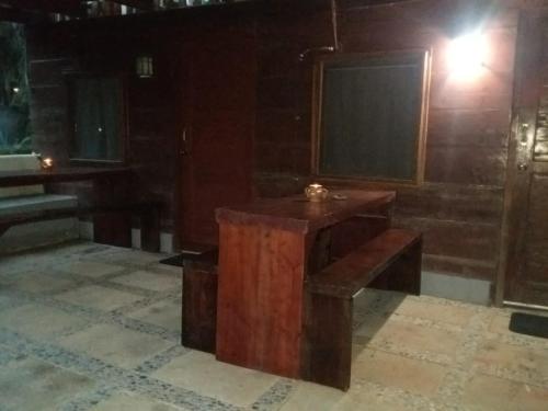 a classroom with a desk and a chalkboard and a table at Hostal Villas Mexico in San Juan del Sur