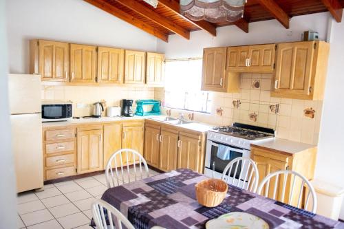 Кухня или мини-кухня в Tropical Breeze Vacation Home and Apartments
