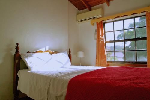 מיטה או מיטות בחדר ב-Tropical Breeze Vacation Home and Apartments