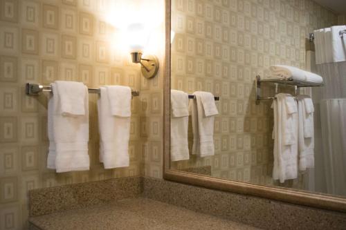 uma casa de banho com toalhas brancas e um espelho em Best Western Plus Waynesboro em Waynesboro