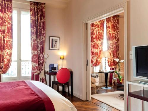 TV a/nebo společenská místnost v ubytování Le Royal Hotel Lyon - MGallery Collection