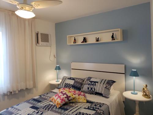 una camera con un letto con due tavoli e due lampade di Geriba Apart Hotel a Búzios