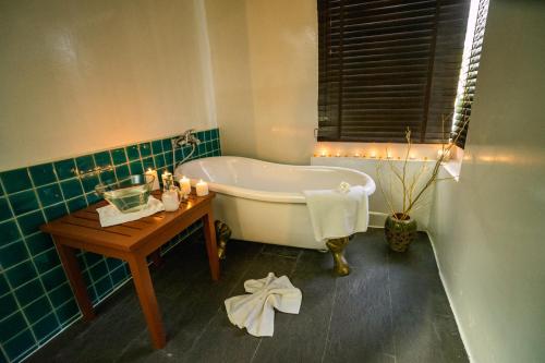 Vannas istaba naktsmītnē Chaweng Buri Resort