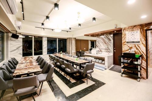 a large dining room with a long table and chairs at Hotel Maple Taiwan Boulevard in Taichung