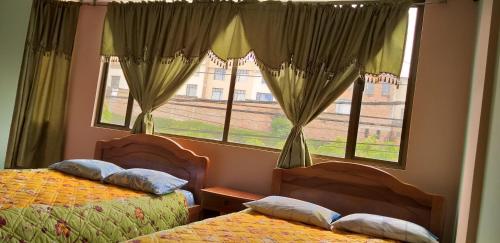 Hotel Mónaco في باستو: غرفة نوم بسريرين ونافذة