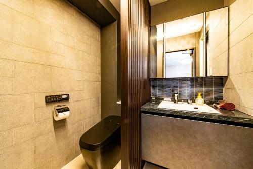 伊万里市にあるHOTEL WINのバスルーム(トイレ、洗面台付)