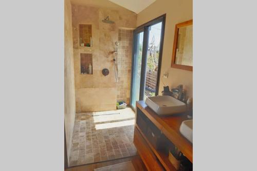 サンジルレバンにあるVilla Lombokのシャワーと洗面台付きのバスルーム