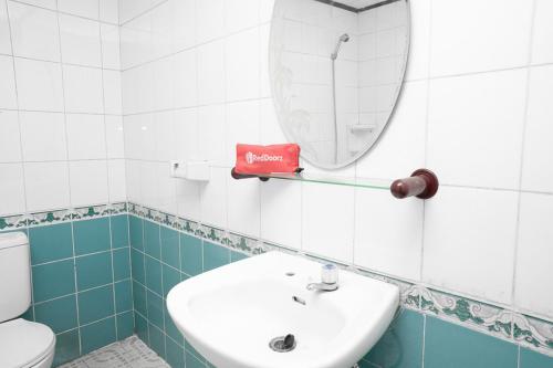 Ванная комната в RedDoorz @ Hotel Damanaka Pangalengan