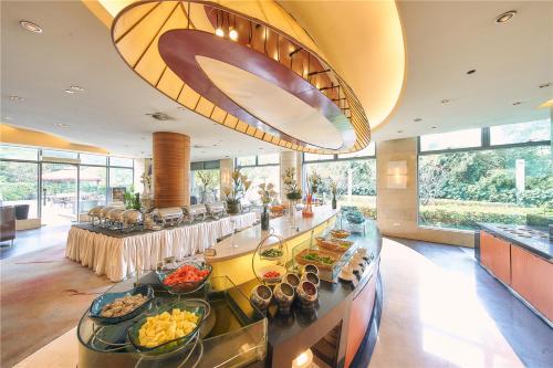 een grote keuken met een buffet met eten erop bij Parkview Hotel in Shanghai