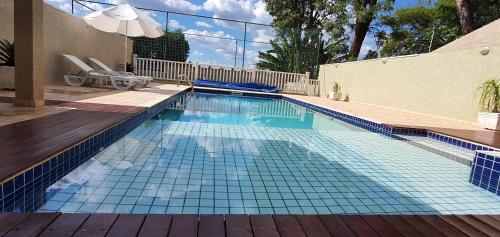 uma piscina com piso em azulejo azul em Casa de Campo Piscina Aquecida Atibaia em Atibaia