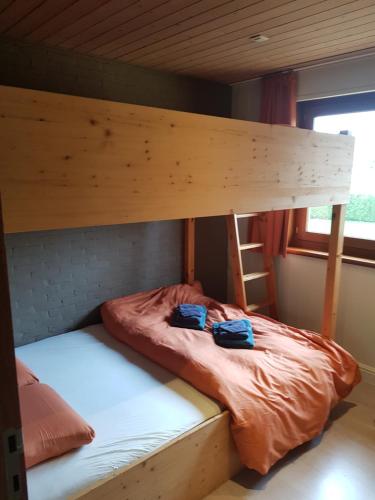 a bunk bed in a room with a ladder at Hier begint den hemel. in Beffe