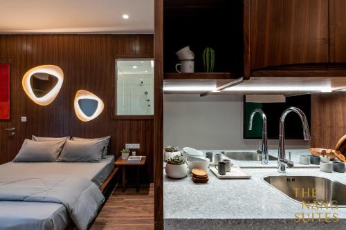 Postel nebo postele na pokoji v ubytování The Nang Suites
