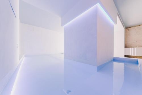 ポリニャーノ・ア・マーレにあるSuite 10 Home Design & Spaの白い壁と青い床の空き部屋