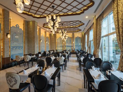 Restoran atau tempat lain untuk makan di Rubi Platinum Spa Resort & Suites