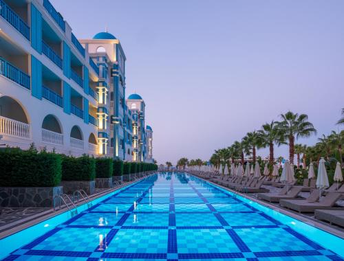 Kolam renang di atau dekat dengan Rubi Platinum Spa Resort & Suites