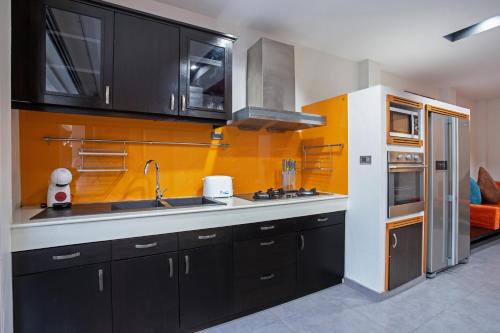 Η κουζίνα ή μικρή κουζίνα στο Chic Villa Kloua with Private Pool, 3BR, Close to BCIS