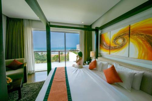 - une chambre avec un lit orné d'une peinture murale dans l'établissement Citrus Waskaduwa, à Kalutara