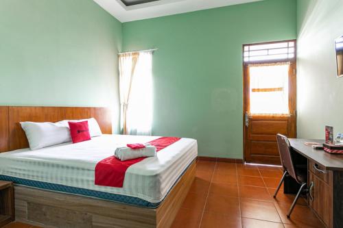 Letto o letti in una camera di RedDoorz near Puro Mangkunegaran
