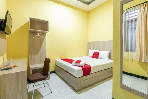 Letto o letti in una camera di RedDoorz near Puro Mangkunegaran