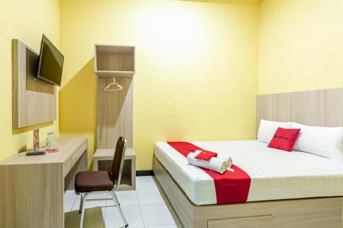 Letto o letti in una camera di RedDoorz near Puro Mangkunegaran