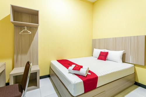 Letto o letti in una camera di RedDoorz near Puro Mangkunegaran