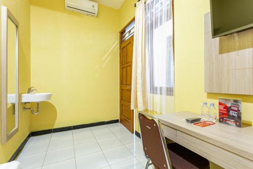 Foto dalla galleria di RedDoorz near Puro Mangkunegaran a Solo