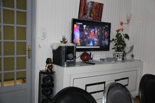 Una televisión o centro de entretenimiento en FLAMBOYANT
