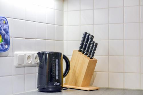 a group of knives sitting on a kitchen counter at Ferienwohnung Sommerwind in Wackersberg
