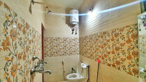 Ένα μπάνιο στο Anukampa Paying Guest House