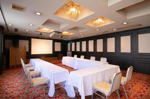 a conference room with white tables and chairs at Grand Hotel Seifuso in Ōmuta