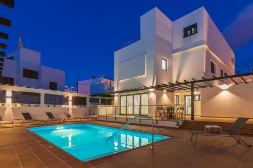 una piscina frente a un edificio en Home2Book Casa Boissier, Breakfast Included, en Las Palmas de Gran Canaria