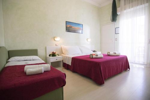 Postel nebo postele na pokoji v ubytování Hotel Dei Platani