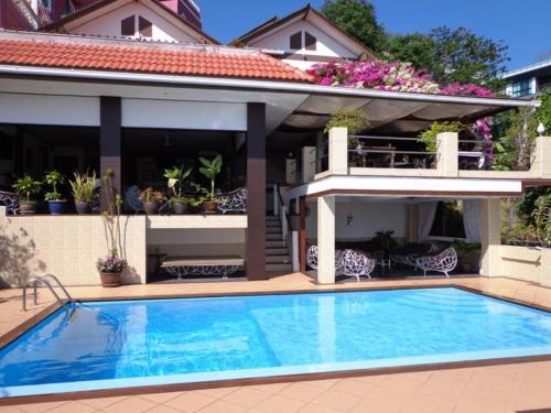 uma piscina em frente a uma casa em Swiss Villas Panoramic - SHA Certified em Praia de Patong