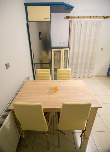 a dining room with a table and chairs at Vier Luxury House in Serres