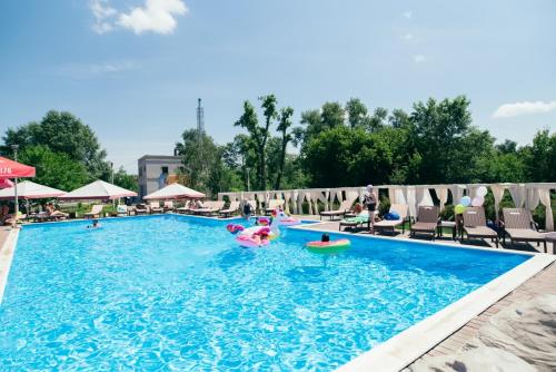 una piscina en un hotel con gente jugando en ella en VitaPark Borysfen en Kiev